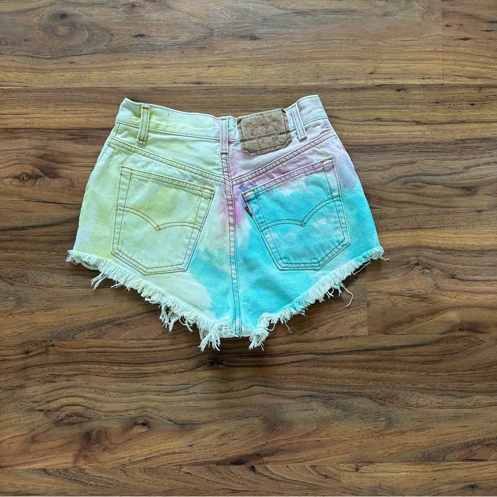 Urban Outfitters x Levi’s Vintage Tie-Dye Denim Shorts (Each One is Unique) - Picture 2 of 3